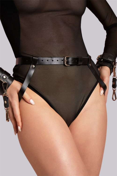 Arkadan ve Önden Bağlanabilir Siyah Deri Bilekli Fantezi Harness