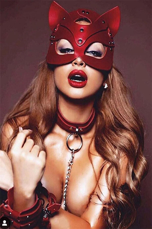 Kırmızı Maske, Tasma ve Kelepçe Harness Deri Set